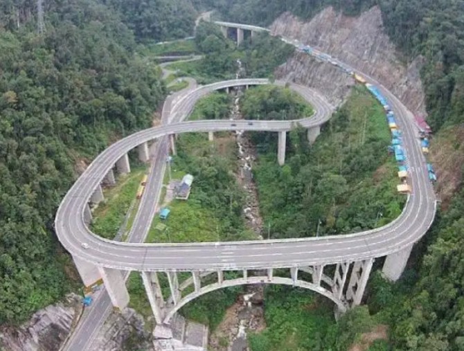 Jembatan Kelok Sembilan di Sumatera Barat